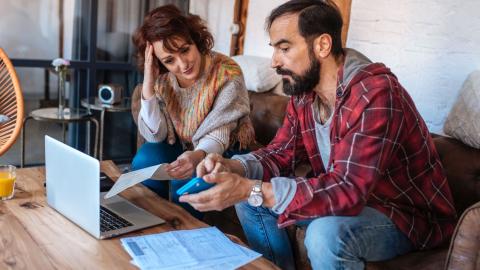 Bild Ehepaar sitzt vor Laptop und rechnet