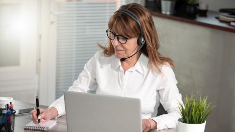 Bild Frau mit Headset am Laptop