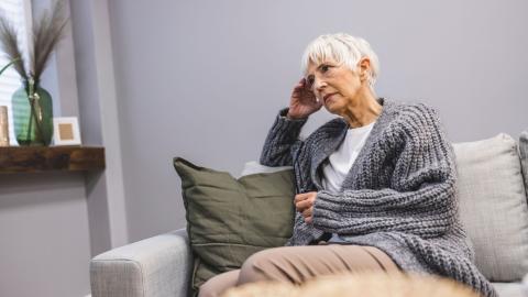 Bild Frau auf Sofa in Sorge