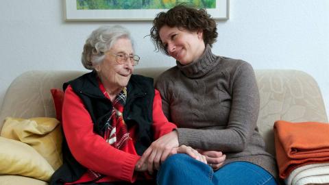 Bild Frau mit Oma auf dem Sofa