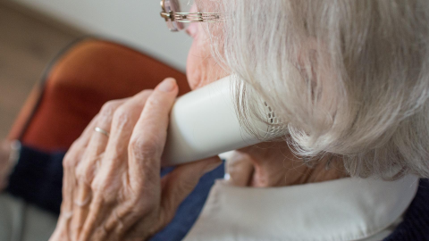 Frau am Telefon