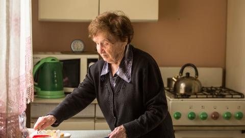 Frau macht sich etwas zu essen