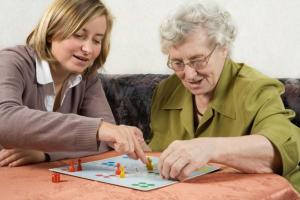 Bild Frau und Oma spielen Brettspiel