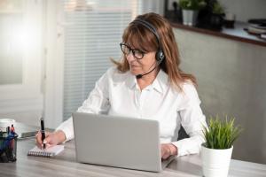 Bild Frau mit Headset am Laptop