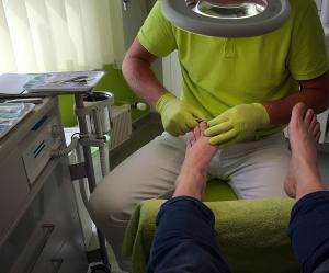 Medizinische Fußpflege-Behandlung in einer Praxis