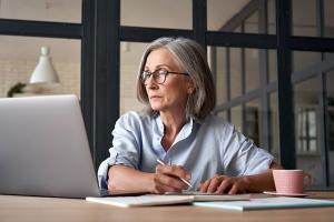 Frau sitzt am PC